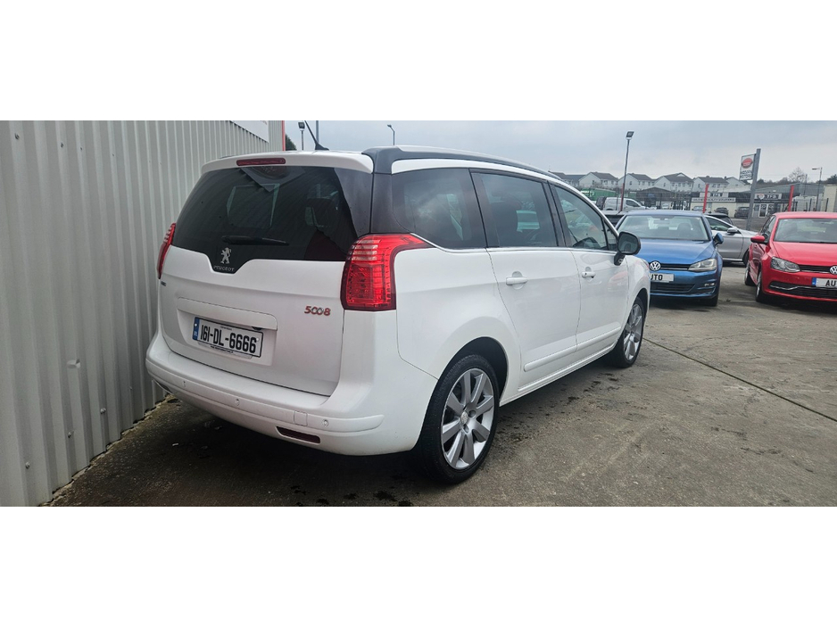 2016 Peugeot 5008 - image 9