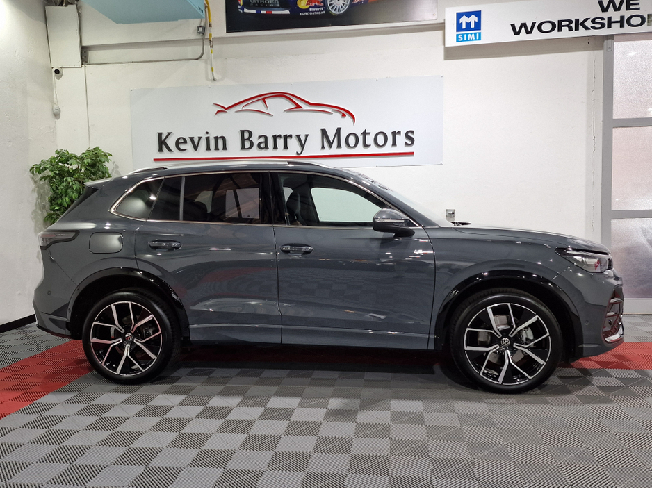 2025 Volkswagen Tiguan 1.5TSi PHEV R-LINE AUTOMATIC **ONE OWNER / NEW MODEL / APPLE CARPLAY / ADAPTIVE CRUISE CONTROL / BLIND SPOT ASSIST / HEATED & MASSAGE FRONT SEATS / HEATED STEERING WHEEL / WIRELESS PHONE CHARGING** €50,900