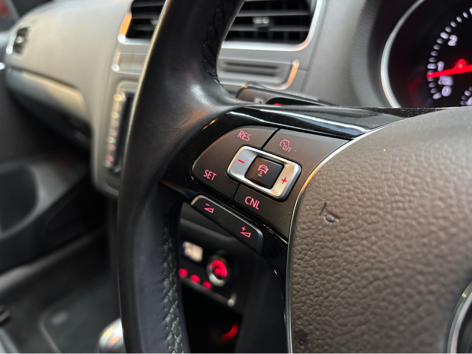 2015 Volkswagen Polo - image 8