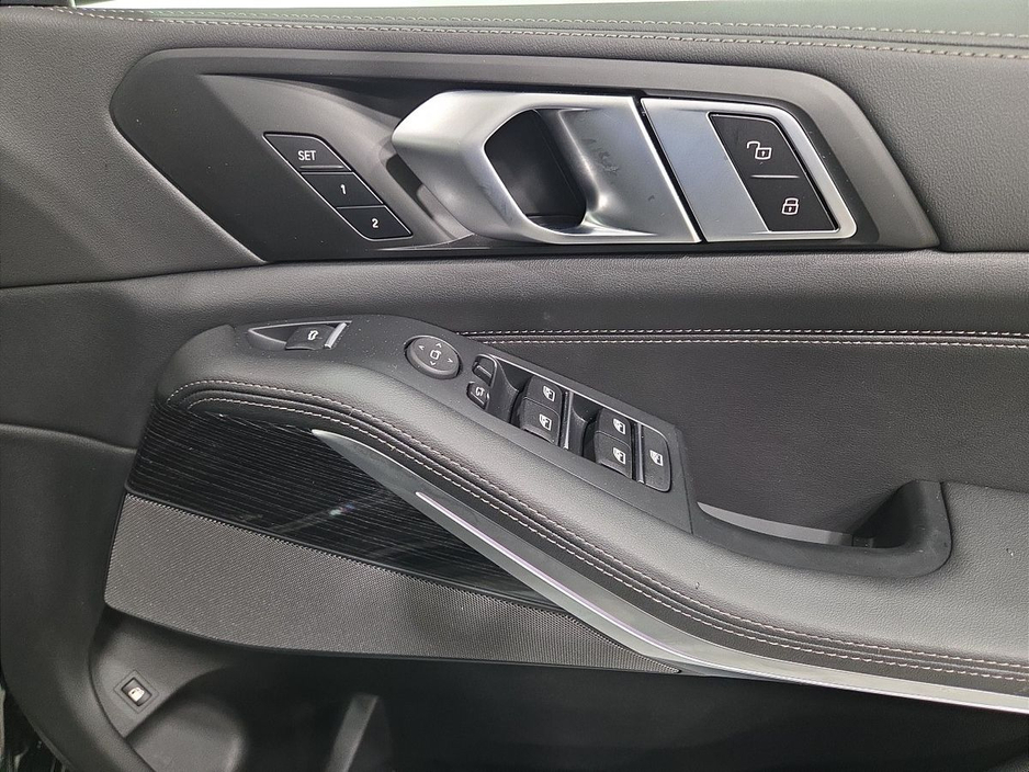2025 BMW X5 - image 23