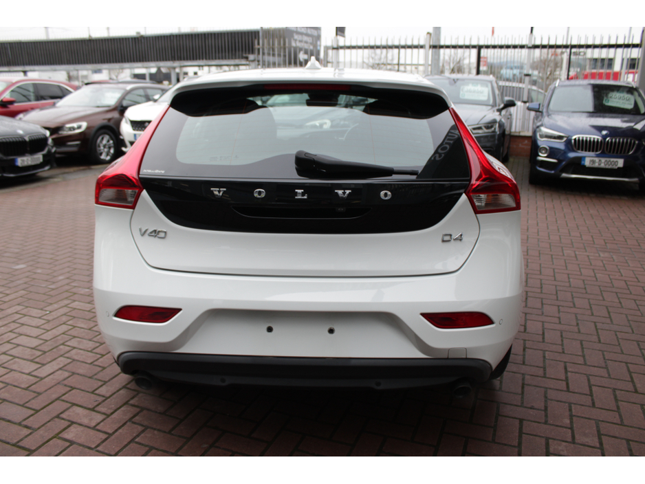 2016 Volvo V40 - image 5