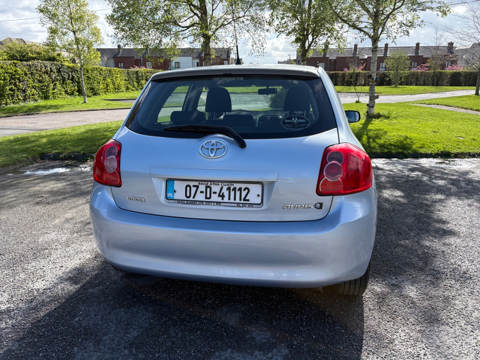 2007 Toyota Auris - image 8
