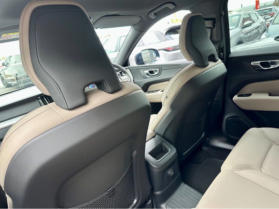 2025 Volvo XC60 - image 10