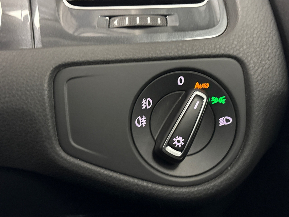 2019 Volkswagen Golf COMFORTLINE**TOUCHSCREEN MEDIA**APPLE CAR PLAY**REVERSE CAMERA**PARKING SENSORS**MULTIFUNCTIONAL STEERING WHEEL**CRUSIE CONTROL**DUAL CLIMATE**CLOTH SEATS**ELECTRIC WINDOWS**AIRCONDITIONING**ISOFIX** €19,995