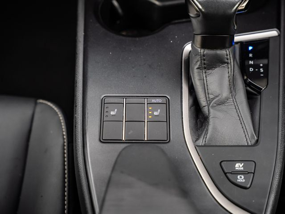 2023 Lexus UX 250 H - image 10