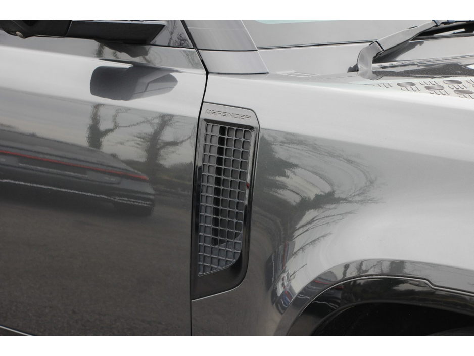 2022 Land Rover Defender - image 34