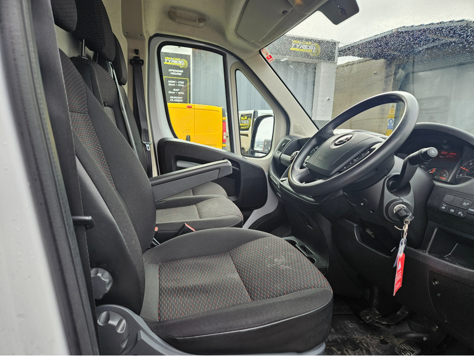 2022 Opel Movano - image 8