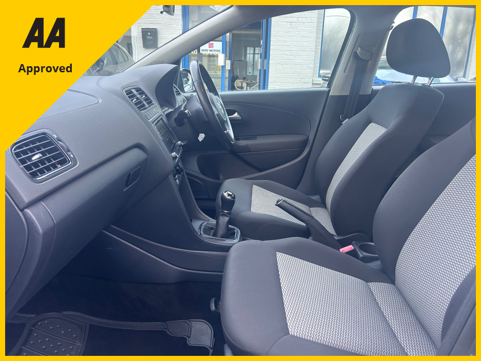 2013 Volkswagen Polo - image 5