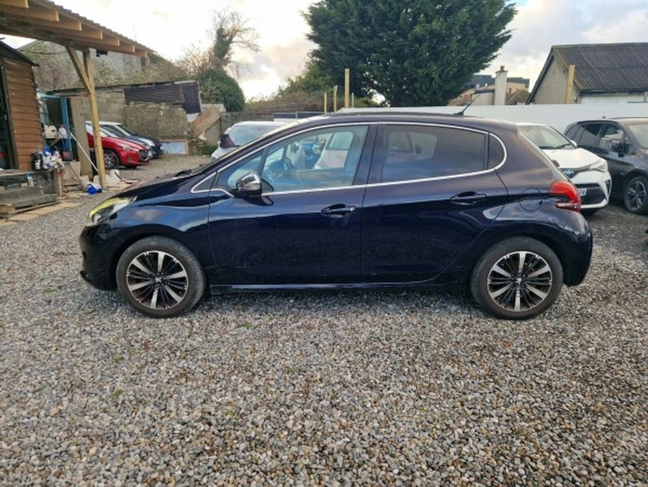 2017 Peugeot 208 1.2l Auto| Panoramic roof €10,950