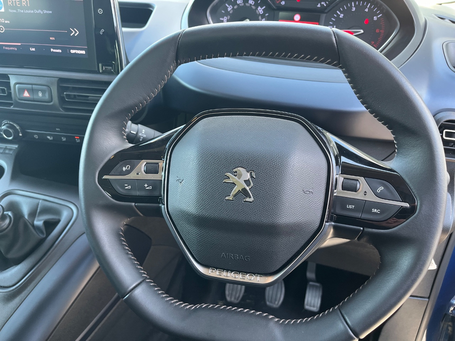 2022 Peugeot Rifter - image 16