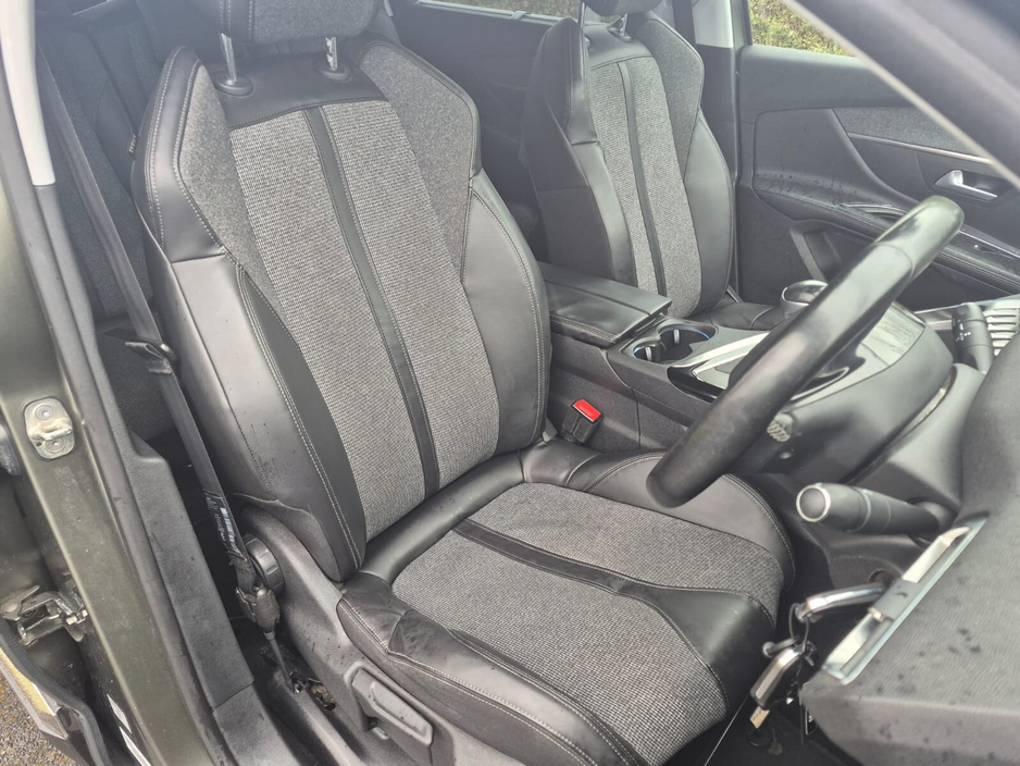 2017 Peugeot 5008 - image 19