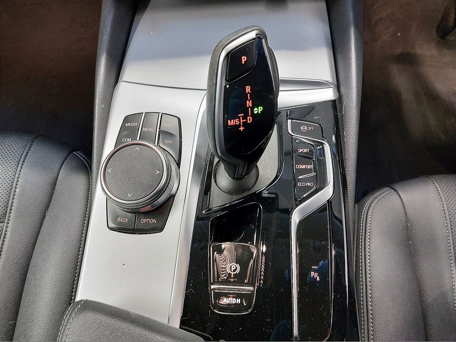 2022 BMW 5 Series - image 10