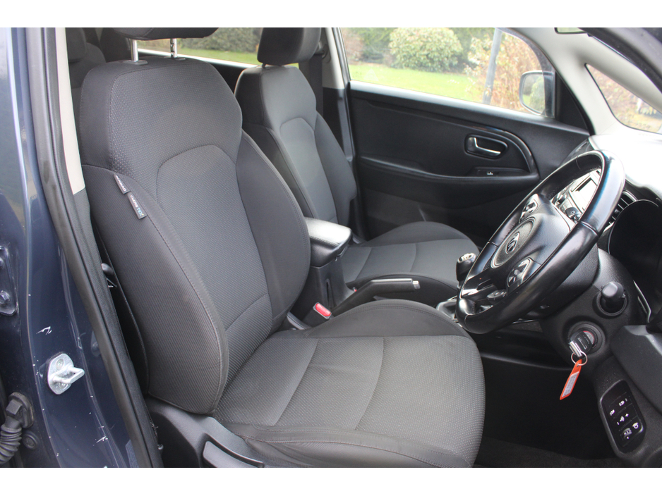 2013 Kia Carens - image 9