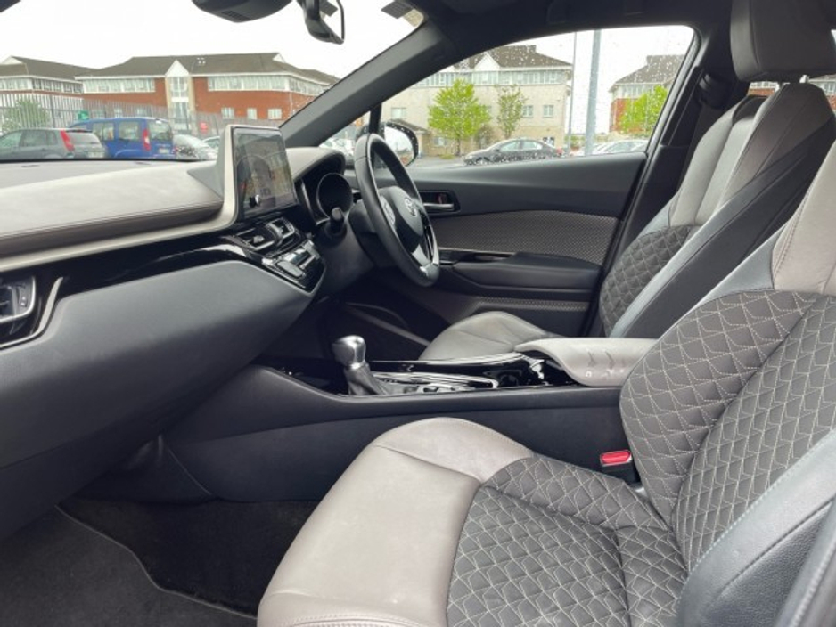 2022 Toyota C-HR SOL HYBRID // Remote Central Locking // Front Electric Windows // Rear Electric Windows // Electric Mirrors // Heated Mirrors €28,695