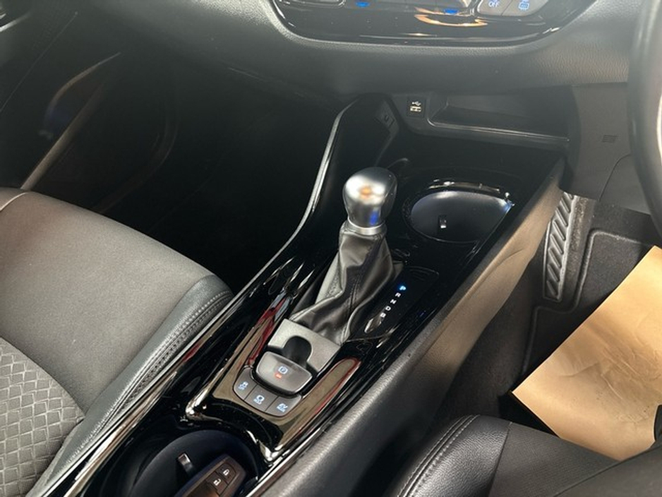 2022 Toyota C-HR - image 13