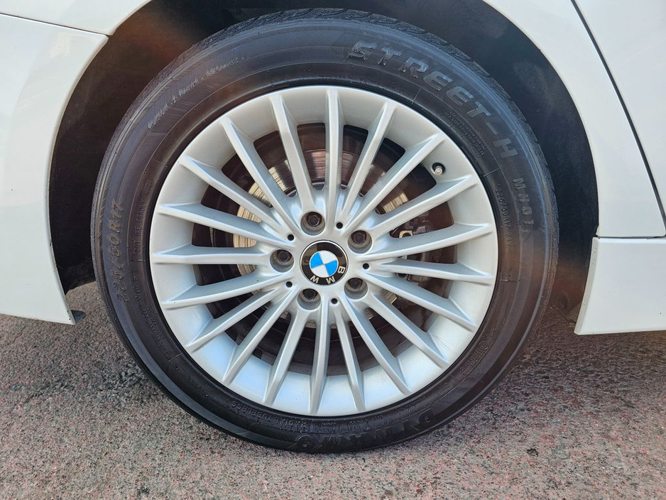 2016 BMW 3 Series - image 29