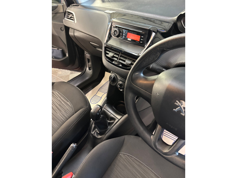 2016 Peugeot 208 - image 9