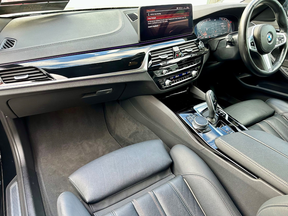 2022 BMW 5 Series - image 8