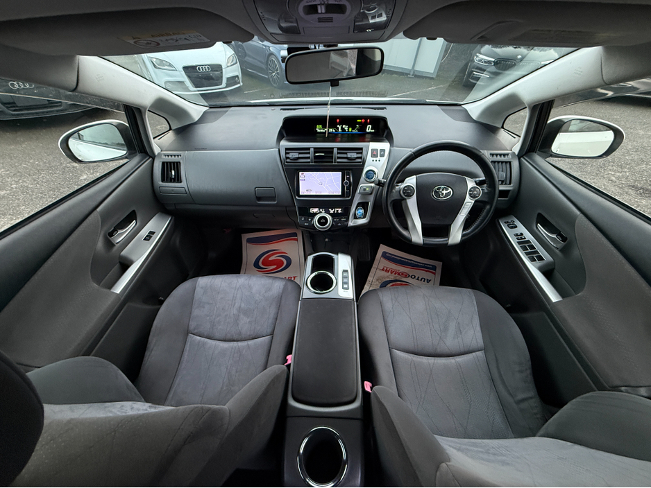 2014 Toyota Prius Alpha - image 12