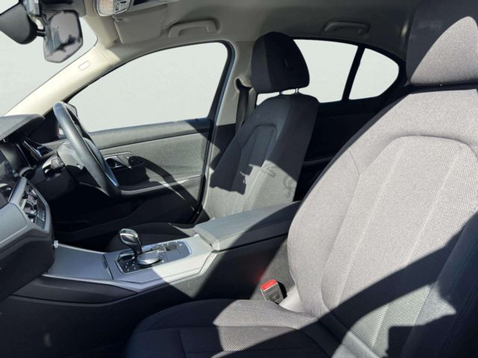 2019 BMW 3 Series - image 4