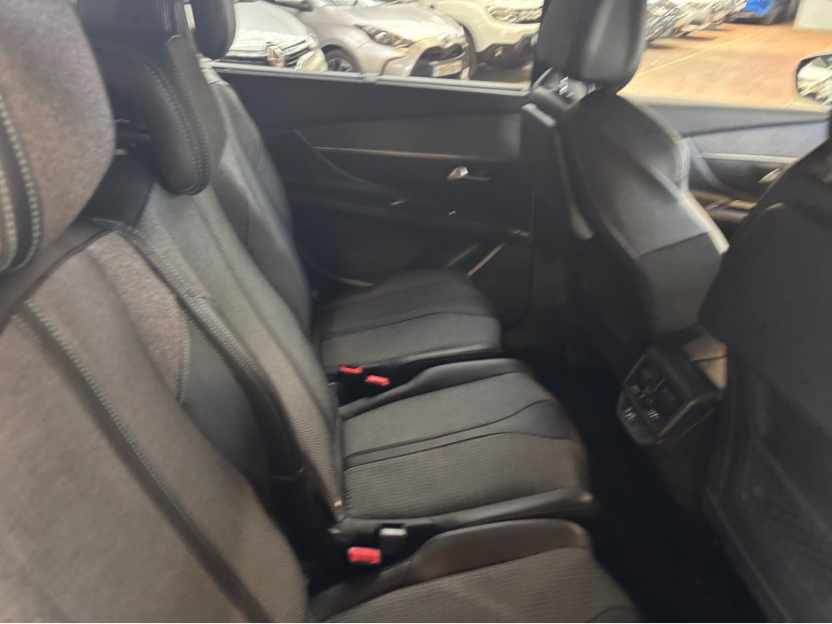 2023 Peugeot 5008 - image 9