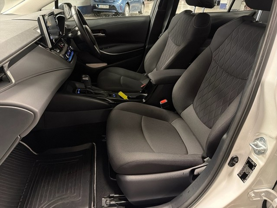 2023 Toyota Corolla HYBRID LUNA AUTO SALOON // TOYOTA SAFETY SENSE // REAR CAMERA // BLUETOOTH // AIR CON // TOYOTA WARRANTY €26,945