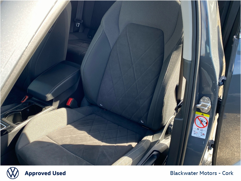 2023 Volkswagen Golf - image 24