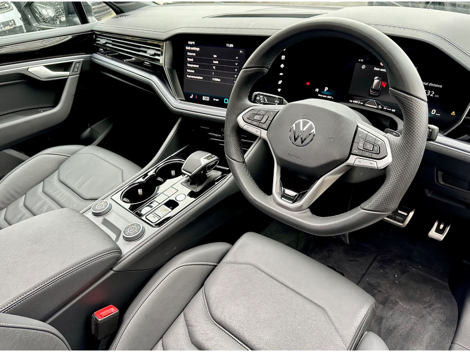 2025 Volkswagen Touareg - image 3