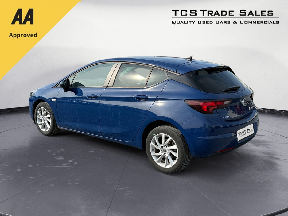 2018 Vauxhall Astra - image 4