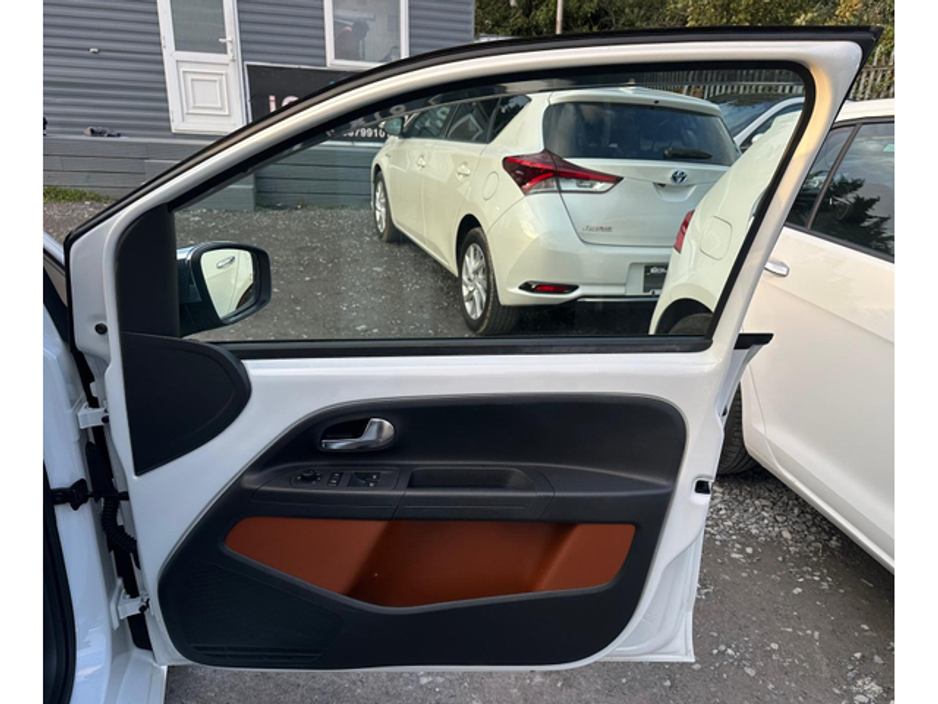 2016 Volkswagen up! - image 13