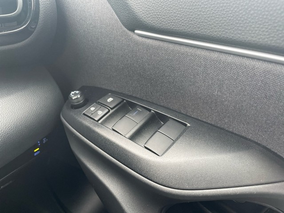 2023 Toyota Yaris Cross - image 13