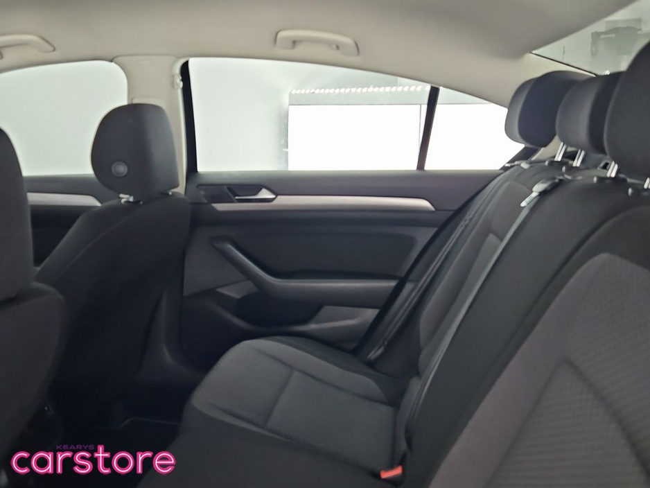 2017 Volkswagen Passat - image 13