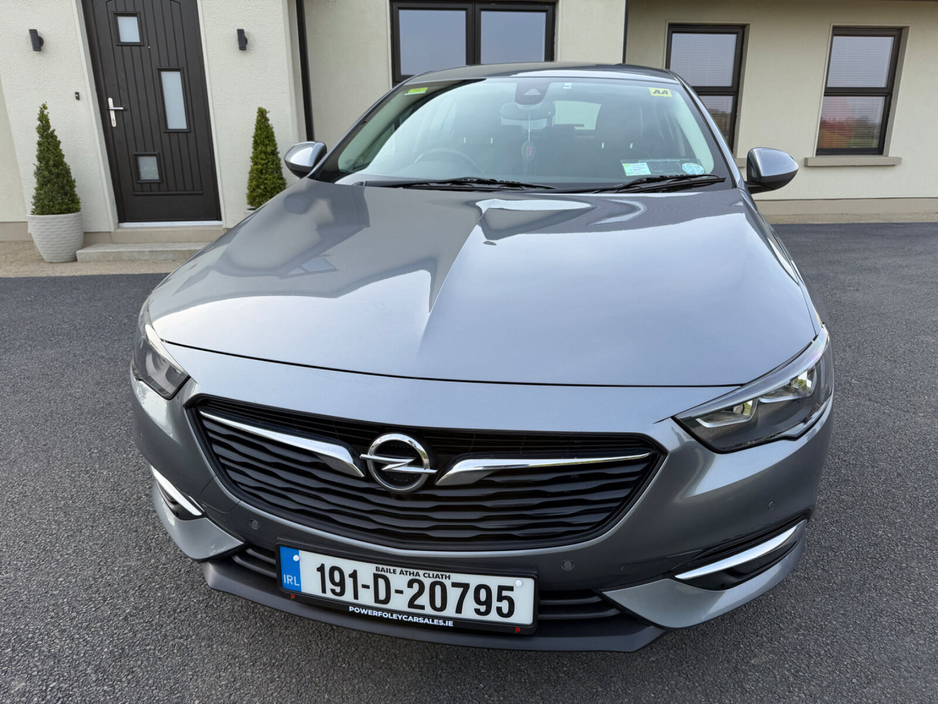 2019 Opel Insignia - image 9