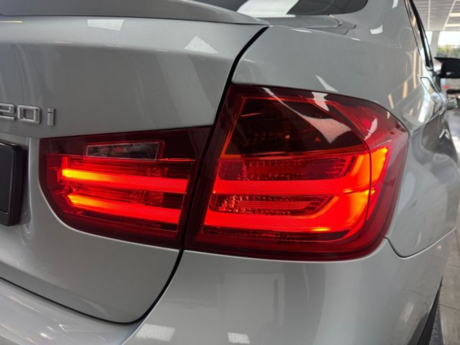 2015 BMW 3 Series - image 19