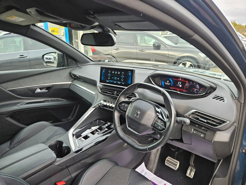 2023 Peugeot 5008 - image 12