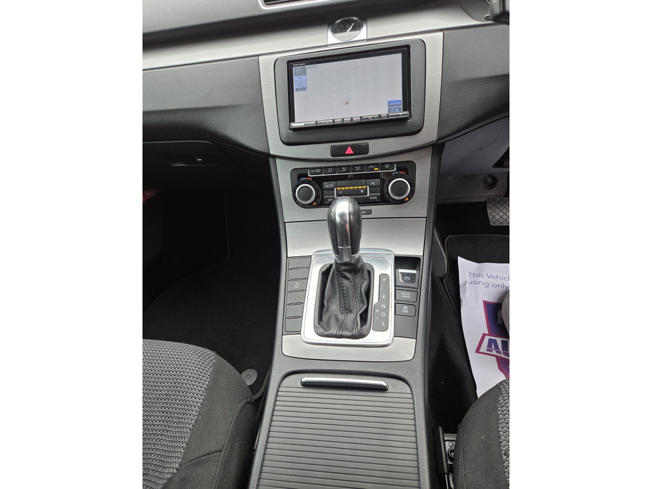 2011 Volkswagen Passat - image 18