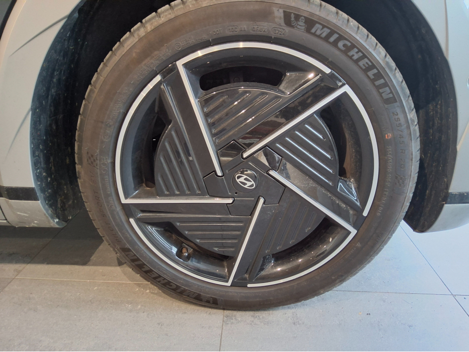 2025 Hyundai Ioniq 5 - image 7