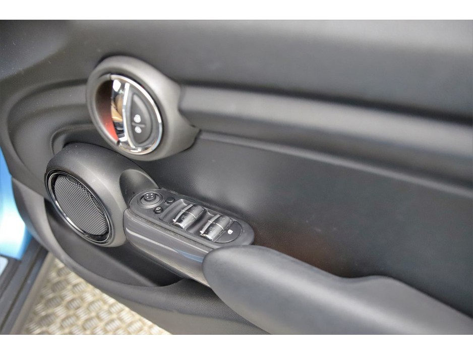 2017 MINI Hatch - image 25