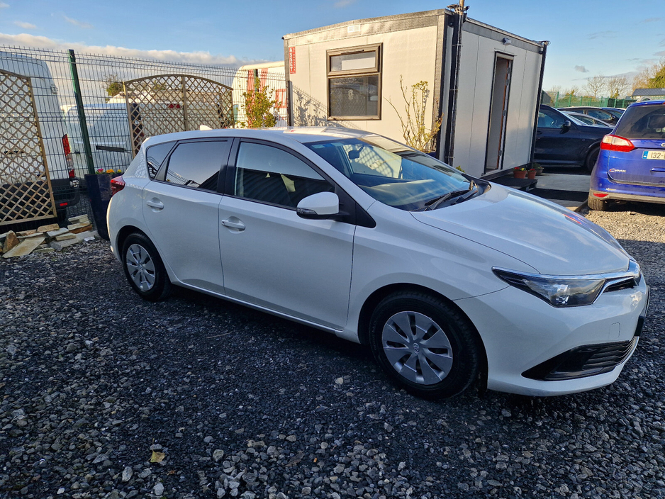 2017 Toyota Auris - image 5