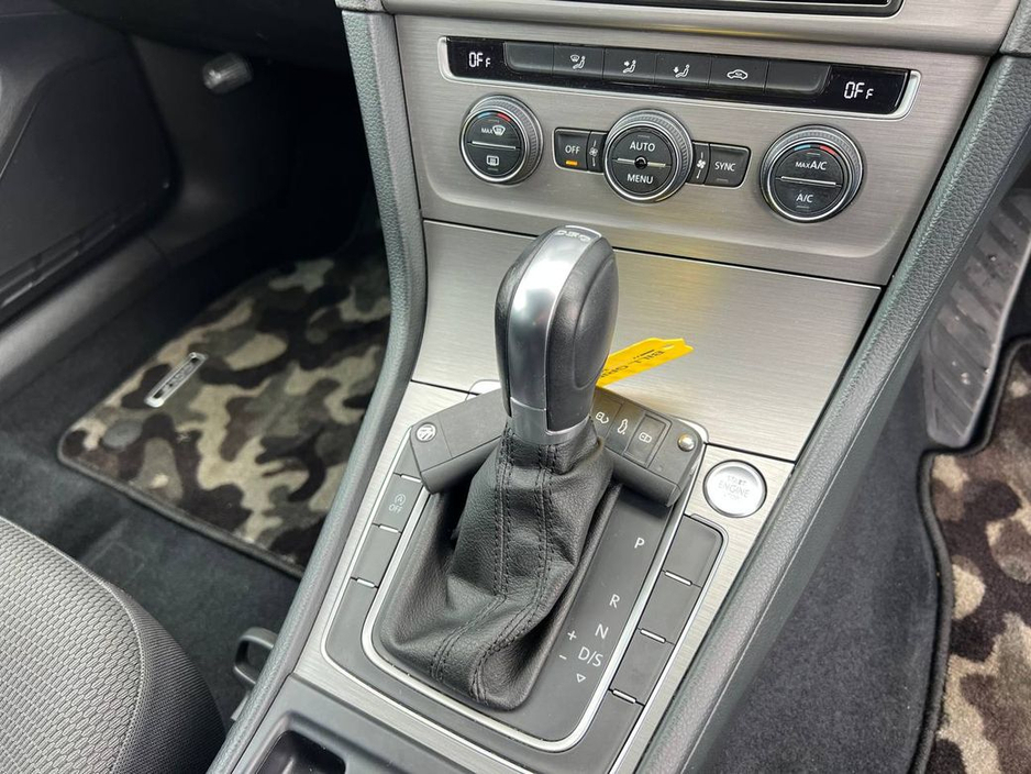 2015 Volkswagen Golf - image 11