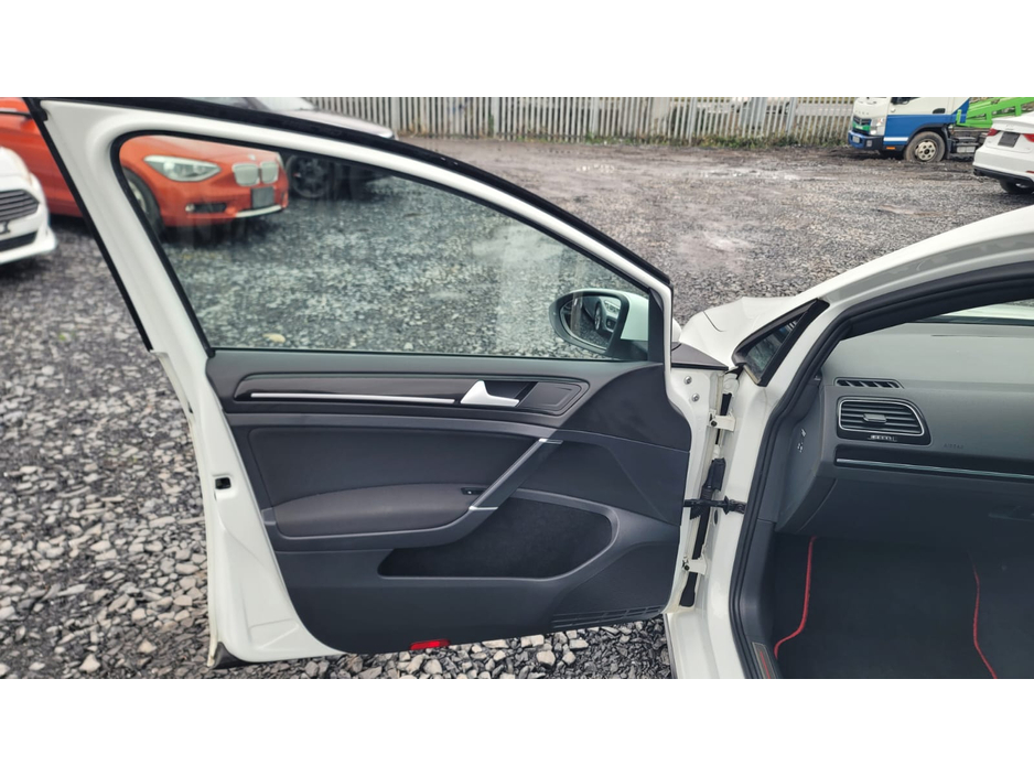 2016 Volkswagen Golf - image 11