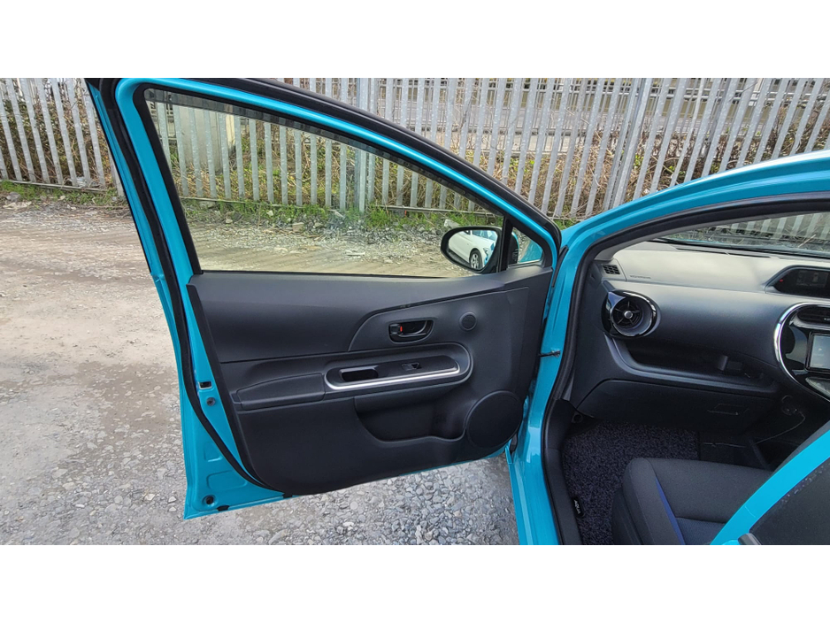 2017 Toyota Aqua - image 12