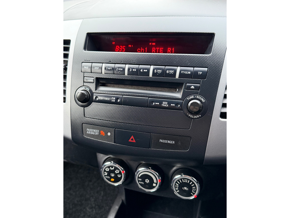 2012 Mitsubishi Outlander - image 8