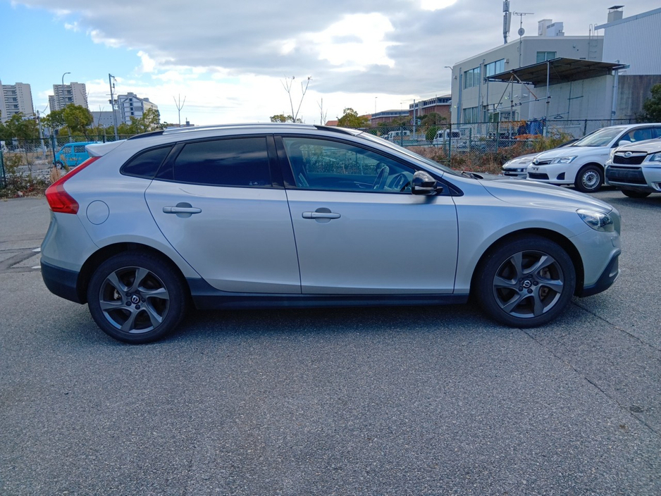 2016 Volvo V40 - image 3