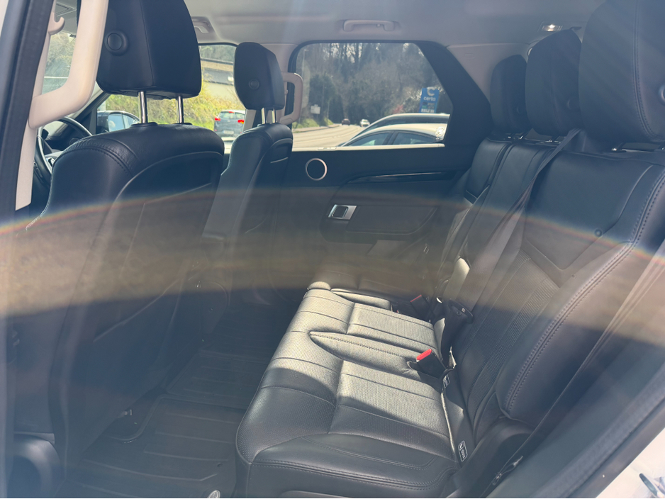 2020 Land Rover Discovery - image 11