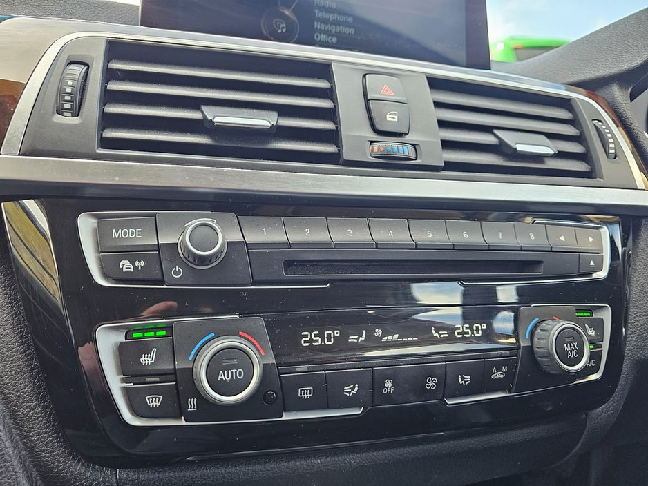 2016 BMW 3 Series - image 15