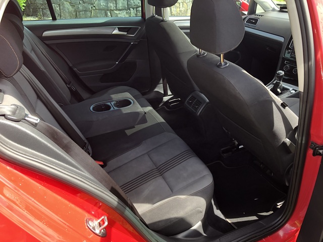 2017 Volkswagen Golf - image 2