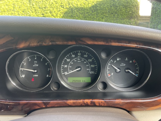 2005 Jaguar X-type - image 9