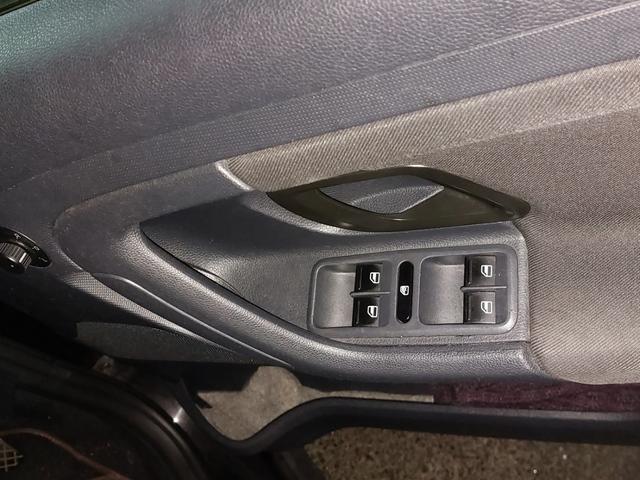 2011 Skoda Fabia - image 2